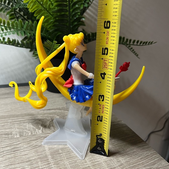 Sailor Moon Figurine with Crescent Moon and Star Base - Picture 5 of 5